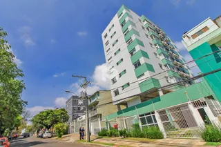 Fachada de um prédio residencial em Lajeado, Brasil, com arquitetura colorida.