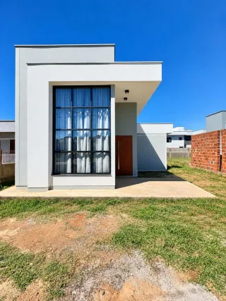 Fachada externa de uma casa moderna branca em Lajeado, Brasil.