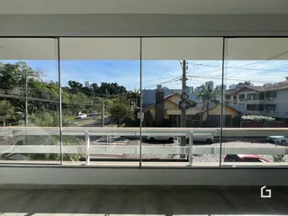 Vista da propriedade em Lajeado, Brasil, através de grandes janelas.