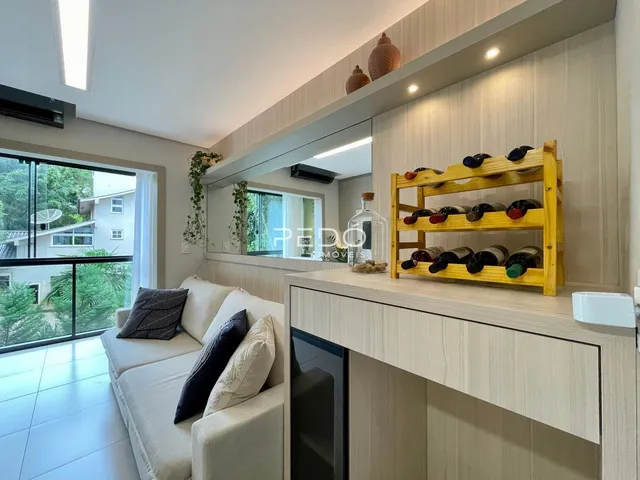 Sala de estar com vista para o exterior e móveis modernos.