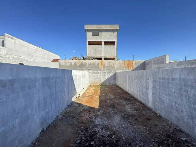 Vista externa de paredes de concreto e terreno em construção em Lajeado.