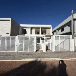 Fachada externa de uma residência moderna com grandes painéis de vidro em Lajeado, Brasil.