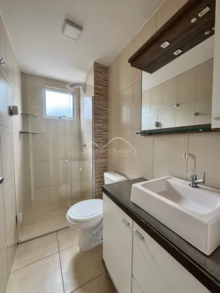 Foto de um banheiro moderno com box de vidro e piso de cerâmica.