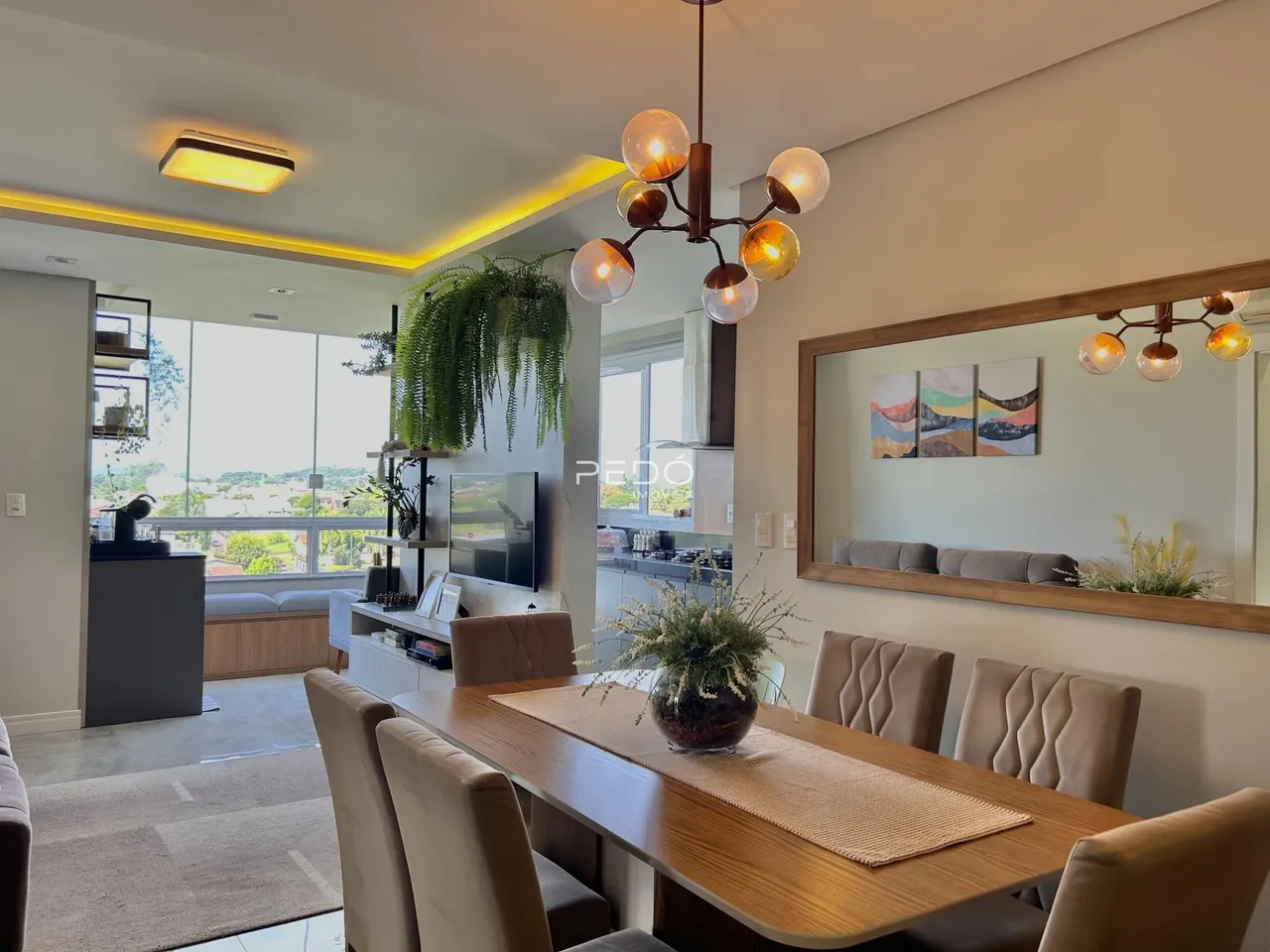 Sala de jantar com vista para a paisagem externa.