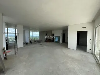 Imagem de um espaço interno vazio e em construção em uma propriedade.