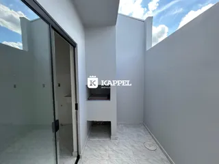 Hall de entrada com piso de porcelanato claro e paredes brancas.