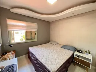 Quarto com cama e janela.