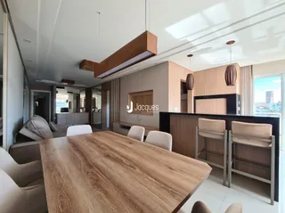 Ambiente interno moderno com mesa de madeira em um imóvel.