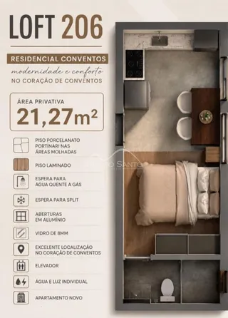Foto interna de um quarto com armários de madeira e cama.