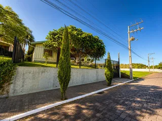 Vista da fachada de uma propriedade em Lajeado, Brasil com muro e cerca.