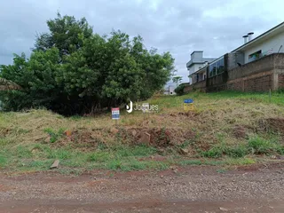 A foto mostra a fachada de uma residência com vegetação densa ao redor em Lajeado, Brasil.