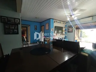 Foto do interior de uma sala com paredes azuis.