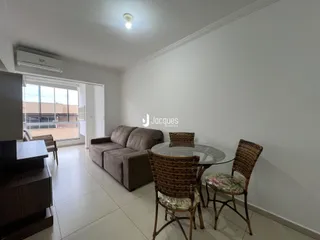 Sala de estar com sofá e mesa redonda em imóvel no Brasil.