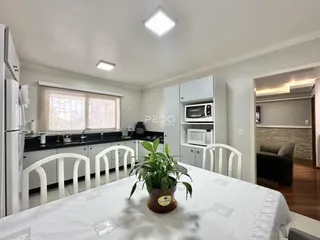 Vista da cozinha e sala de jantar de um imóvel em Lajeado, Brasil.