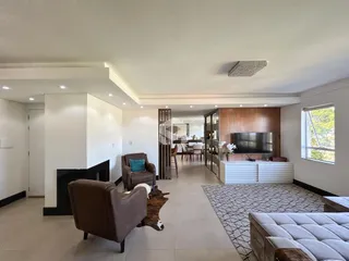 Sala de estar ampla com piso de cerâmica e lareira.