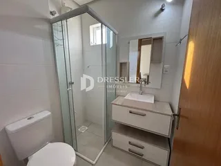Foto de um banheiro interno com vaso sanitário e box de vidro.