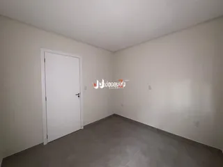 Hall de entrada com porta branca em uma residência.
