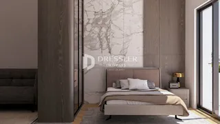 Quarto com cama e parede de mármore em um imóvel.