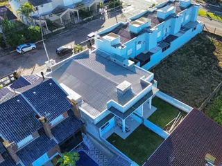 Vista aérea de um complexo residencial com telhados de telha em Lajeado, Brasil.