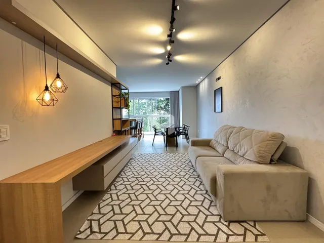 Sala de estar com decoração moderna e piso de padrão geométrico.