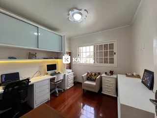 Foto de um escritório com mesa de trabalho e janela em um imóvel.
