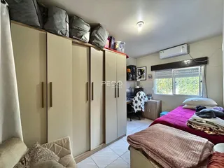 Quarto com armários e cama em um imóvel no Brasil.
