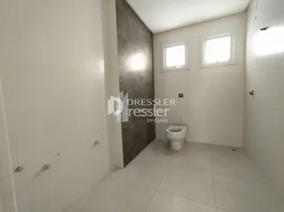 A foto mostra um corredor interno de uma residência.