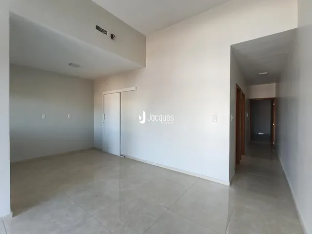 Hall da propriedade em Lajeado com paredes brancas e piso claro.