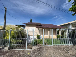 Fachada de uma residência com cerca de metal na Lajeado, Brasil.
