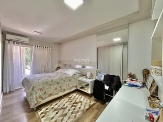 Quarto com cama e cortinas em um imóvel no Brasil.