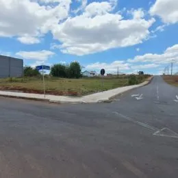 Vista de uma estrada rural em Lajeado, Brasil, com vegetação seca ao fundo.