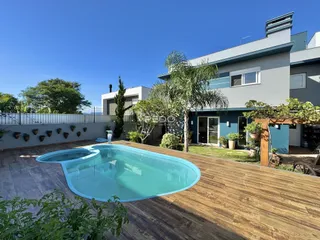 Vista da fachada de uma residência com piscina e deck em Lajeado.