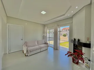Sala de estar com sofá e portas de vidro.
