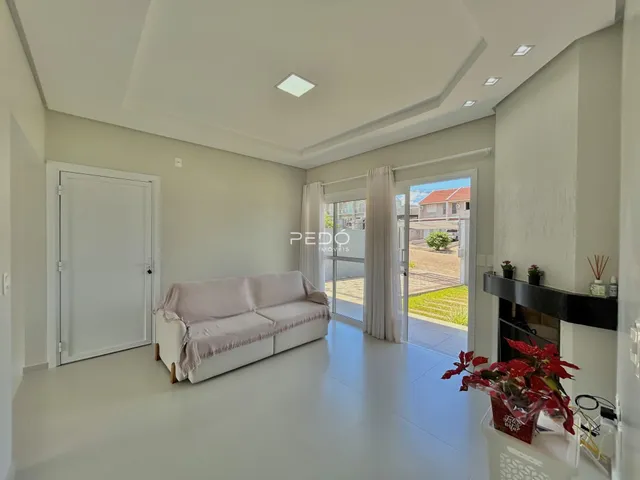 Sala de estar com sofá e portas de vidro.