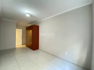 Hallway com piso de cerâmica e armário de madeira.