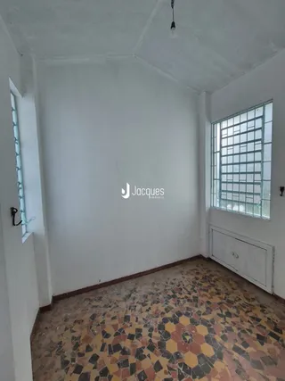 A sala apresenta um piso de cerâmica com padrão.