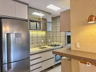 Cozinha moderna com armários e eletrodomésticos de aço inoxidável.