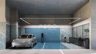 Vista de um ambiente interno moderno com piso azul e iluminação suspensa.