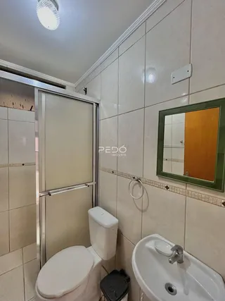 Foto de um banheiro com revestimento cerâmico nas paredes.