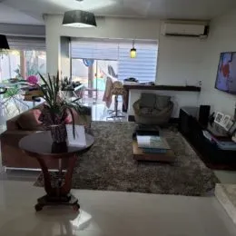 Foto de uma sala de estar interna com sofá e mesa de centro.