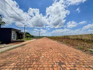 Fachada de uma residência com estrada de tijolos em Lajeado, Brasil.