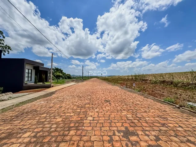 Fachada de uma residência com estrada de tijolos em Lajeado, Brasil.