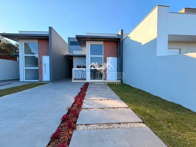 Fachada moderna de uma casa em Lajeado, Brasil, com entrada e jardim.