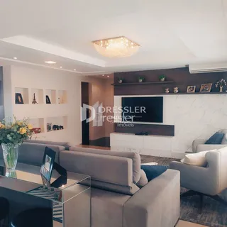 Sala de estar com sofá e decoração moderna em um imóvel no Brasil.