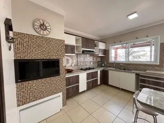 Foto de uma cozinha com armários e piso de cerâmica em Lajeado.