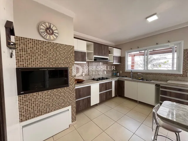 Foto de uma cozinha com armários e piso de cerâmica em Lajeado.