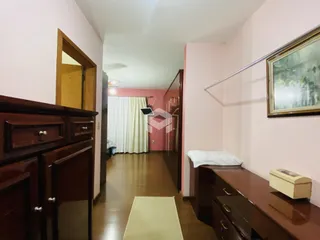 Hall de entrada com piso de madeira e armários de madeira.
