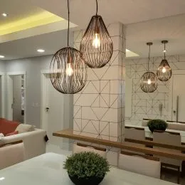 Quarto com cama e iluminação clara em ambiente interno.