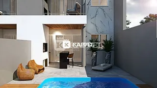 Foto de uma piscina externa em uma residência.