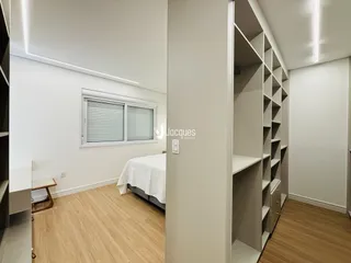Quarto com janela e armário em um imóvel no Brasil.